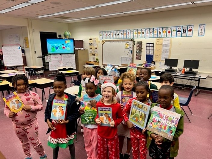 Pinedale Students receiving books